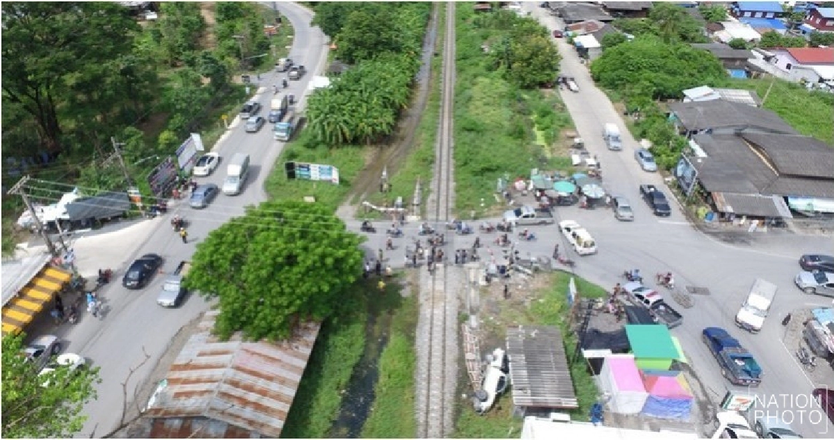 รถไฟชนกระบะฝ่าเครื่องกั้นพังยับ สาวใหญ่เจ็บ