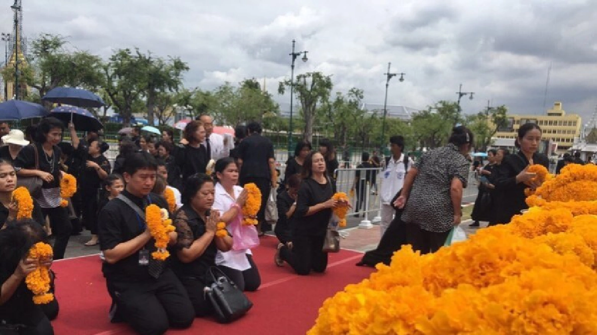 ไม่เคยกราบพระบรมศพ ได้มากราบต่อหน้าพระบรมฉายาลักษณ์ก็เป็นบุญ ไม่เคยกราบพระบรมศพ ได้มากราบต่อหน้าพระบรมฉายาลักษณ์ก็เป็นบุญ