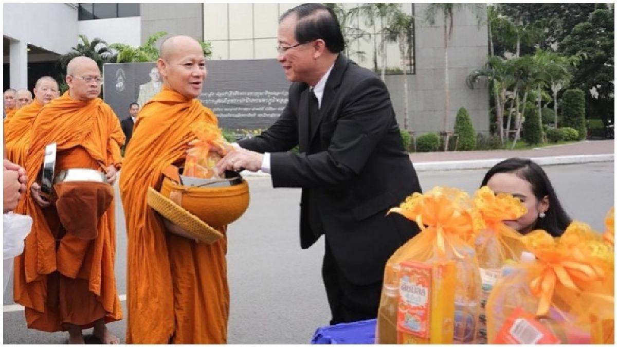 ม.ร.ตักบาตรถวายเป็นพระราชกุศลในหลวงรัชกาลที่9 ม.ร.ตักบาตรถวายเป็นพระราชกุศลในหลวงรัชกาลที่9