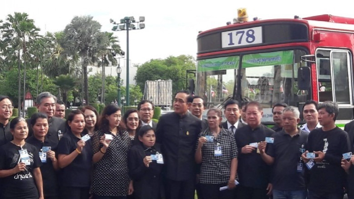 บิ๊กตู่ ทดลองใช้บริการรถเมล์อิเล็กทรอนิกส์ E-Ticket