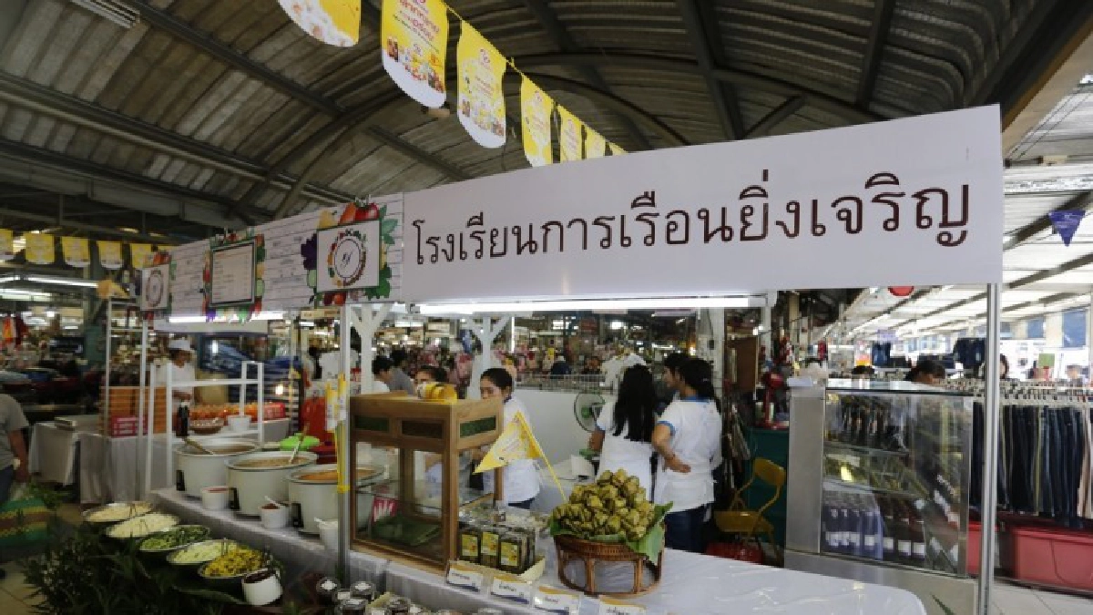 ตลาดยิ่งเจริญจัดกว่า 100 เมนูเชวนคนไทยกินเจถวายแด่พ่อหลวง