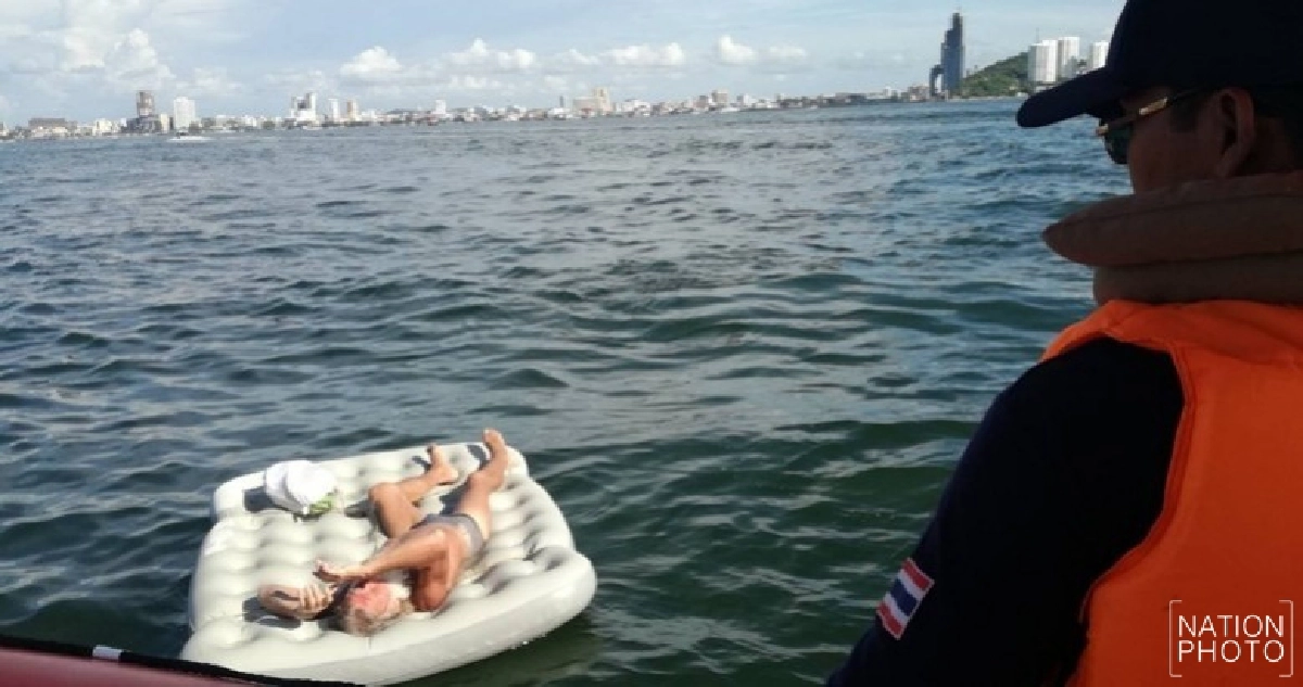 นำชายต่างชาตินั่งแพยางเป่าลมลอยเคว้งกลางทะเลเข้าฝั่ง นำชายต่างชาตินั่งแพยางเป่าลมลอยเคว้งกลางทะเลเข้าฝั่ง