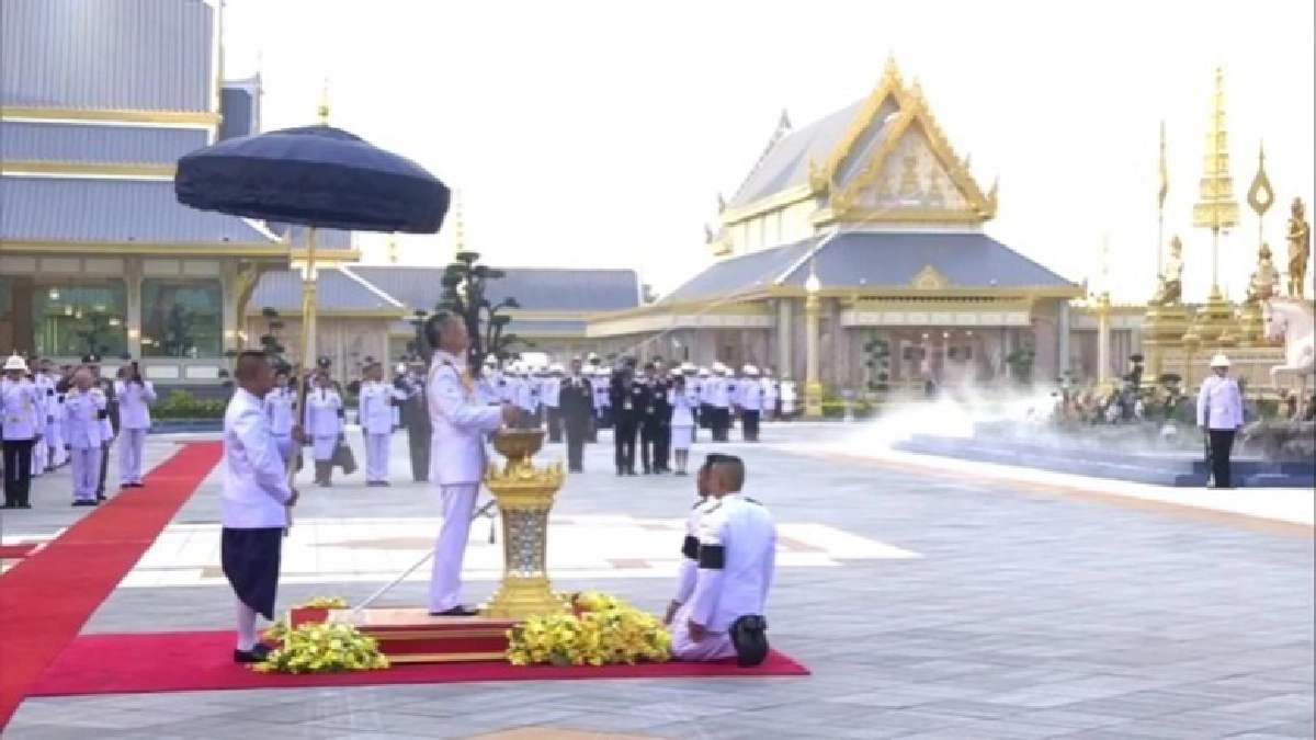 ร.10 ทรงยกนพปฏลมหาเศวตฉัตรพระเมรุมาศ ร.10 ทรงยกนพปฏลมหาเศวตฉัตรพระเมรุมาศ