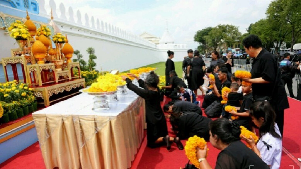 ประชาชนกราบพระบรมฉายาลักษณ์ในหลวงร.9 ริมกำแพงพระบรมมหาราชวัง