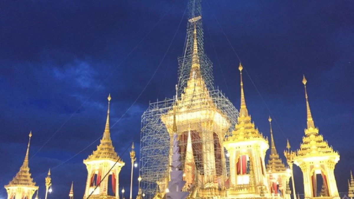 ร.10ทรงยกนพปฏลมหาเศวตฉัตรพระเมรุมาศวันนี้17.00น. ร.10ทรงยกนพปฏลมหาเศวตฉัตรพระเมรุมาศวันนี้17.00น.