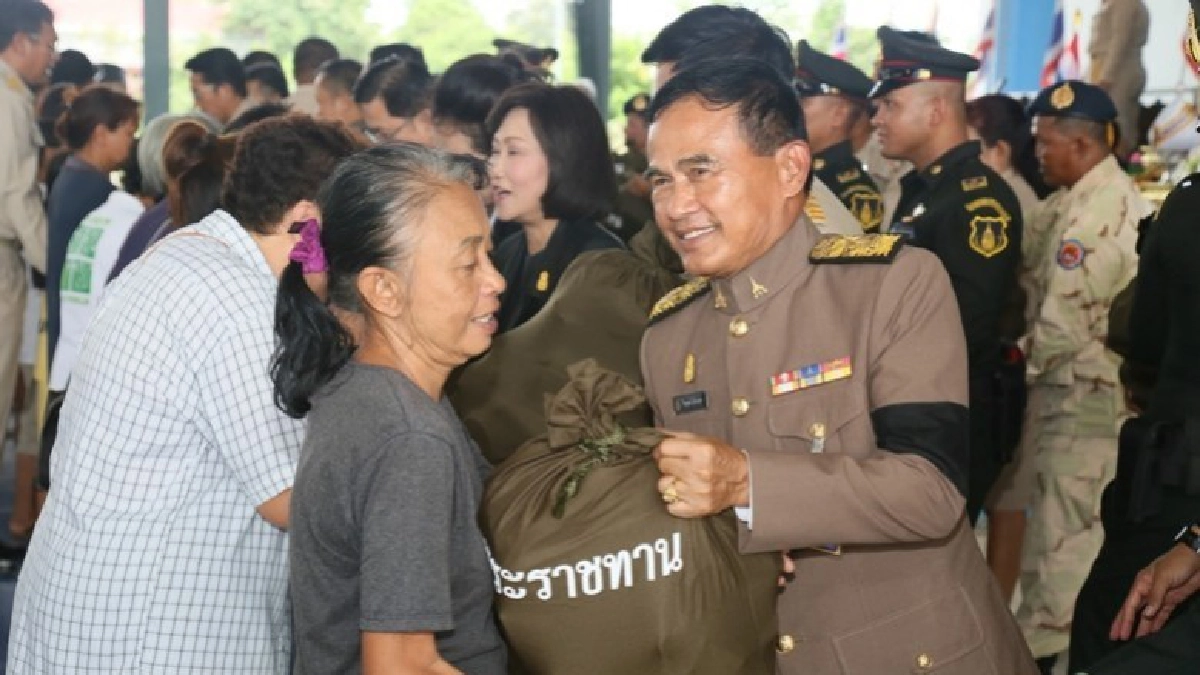 โปรดให้ผู้แทนพระองค์มอบสิ่งของพระราชทานผู้ประสบอุทกภัย