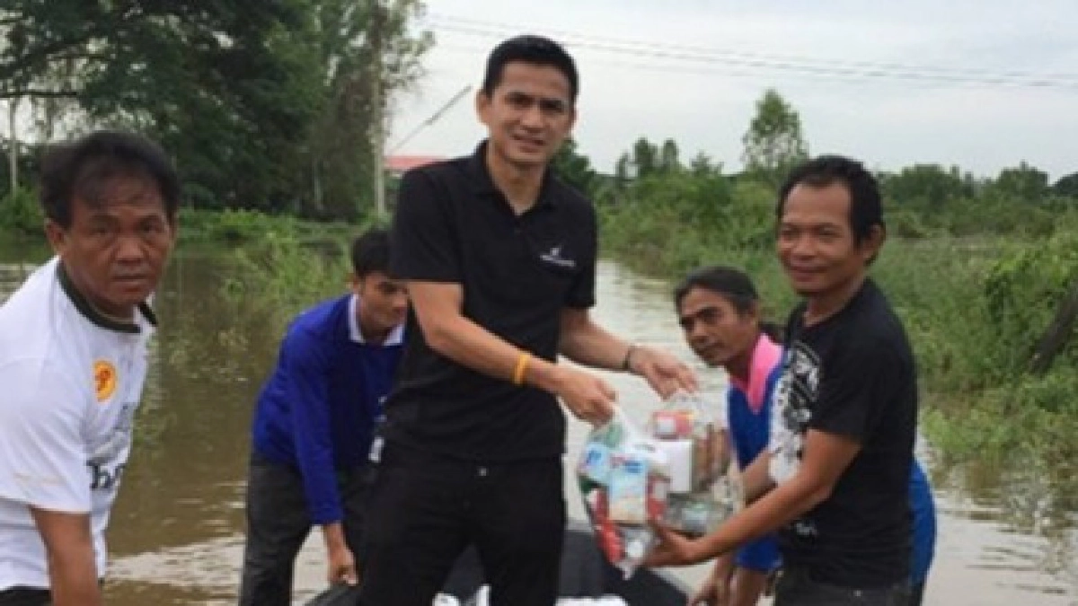 "ซิโก้" ลุยน้ำแจกของช่วยน้ำท่วมที่บ้านเกิดจ.ขอนแก่น "ซิโก้" ลุยน้ำแจกของช่วยน้ำท่วมที่บ้านเกิดจ.ขอนแก่น