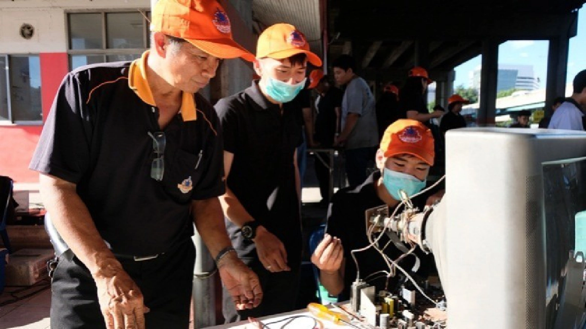 อาชีวะบริการ ถวายเป็นพระราชกุศลพ่อหลวงร.9