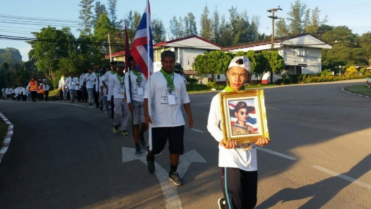 ครึ่งทาง!! คณะลูกเสือสุราษฎร์ฯ เดินทางไกลส่งเสด็จฯในหลวงร.9 ครึ่งทาง!! คณะลูกเสือสุราษฎร์ฯ เดินทางไกลส่งเสด็จฯในหลวงร.9