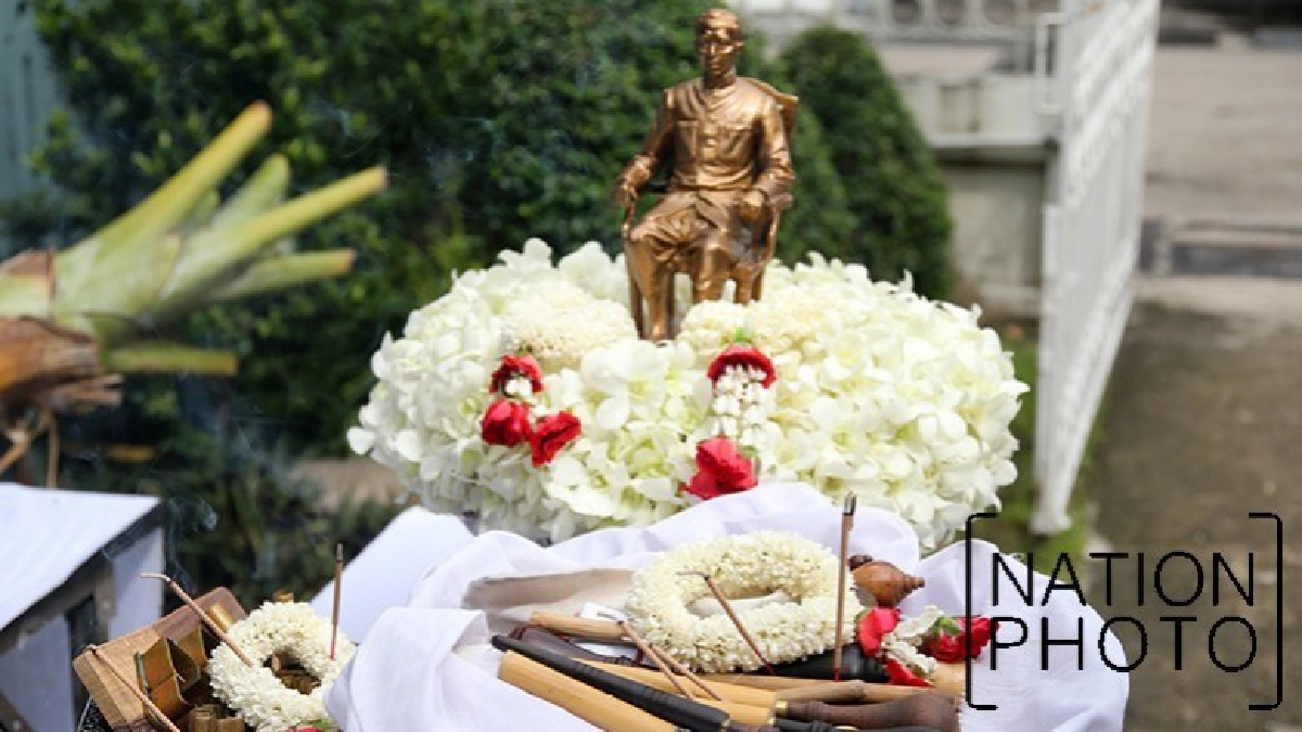 ช่างแทงหยวกจัดพิธีบวงสรวงสังเวยไหว้ครู