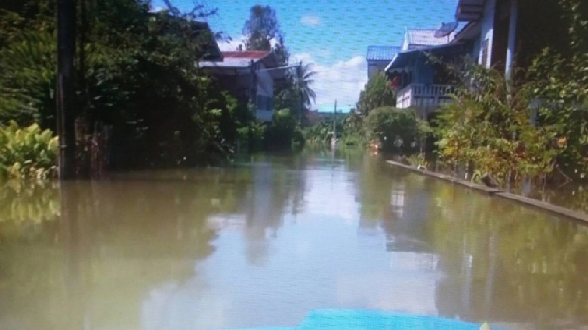 แม่น้ำยมล้น ชาวบ้านใช้เรือสัญจรเพียงอย่างเดียว