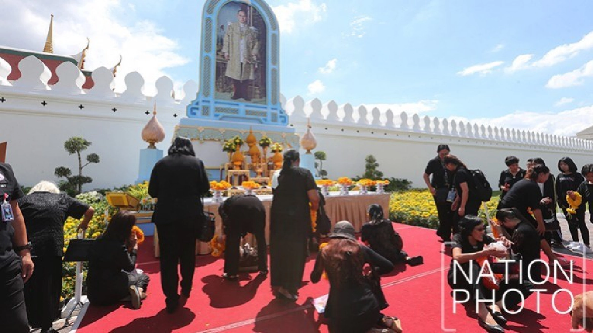 ปิดซุ้มพระบรมฉายาลักษณ์ในหลวง ร.9 ถวายดอกไม้ ชั่วคราว