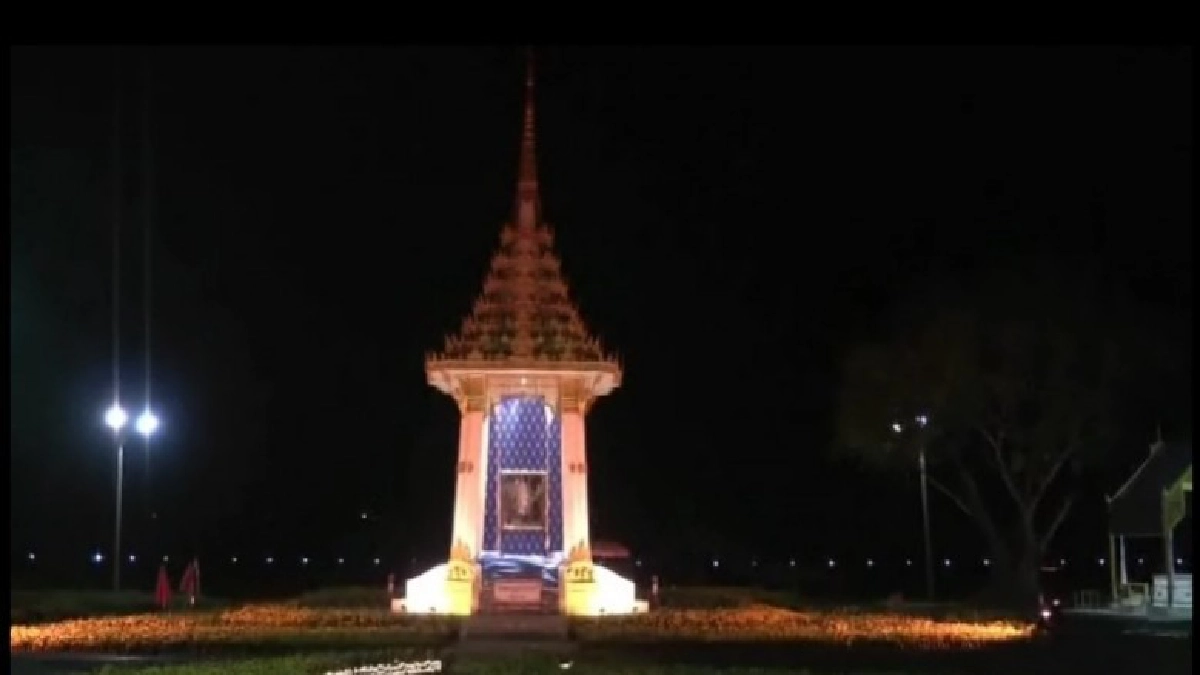 พระเมรุมาศจำลองตกแต่งเสร็จ ชาวบ้านแห่ชมความงาม พระเมรุมาศจำลองตกแต่งเสร็จ ชาวบ้านแห่ชมความงาม