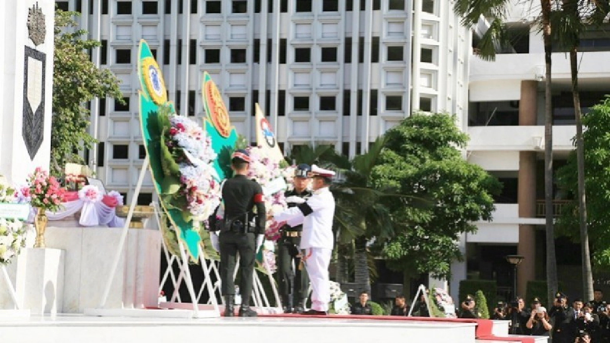 ผบ.ทบ.ถวายสักการะพระบรมรูปร.5 เนื่องในวันปิยะมหาราช ผบ.ทบ.ถวายสักการะพระบรมรูปร.5 เนื่องในวันปิยะมหาราช