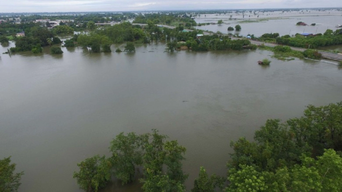  กรมชล ตั้งเครื่องผลักดันน้ำเร่งระบายลงสู่ทะเลให้เร็วที่สุด