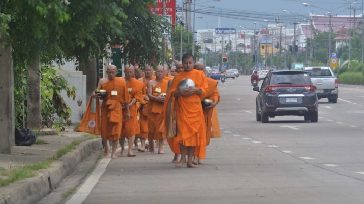 พระสงฆ์บวชถวายในหลวงร.9 เดินออกรับบิณฑบาต