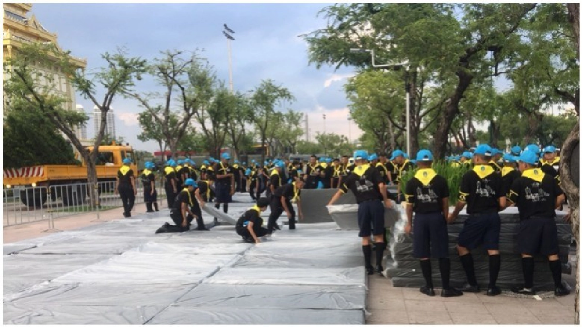 สมเด็จพระเจ้าอยู่หัว ห่วงใย ปชช. รับสั่งให้นำเบาะมาปูรองนั่ง