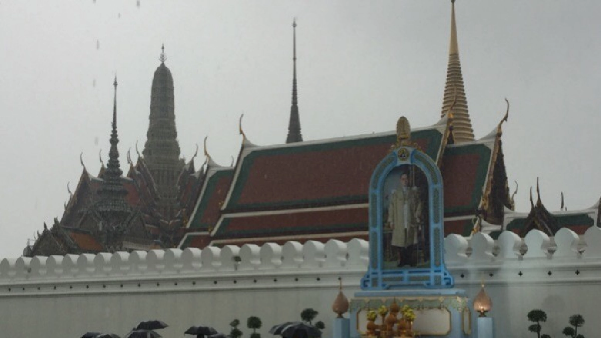 ประชาชนไม่หวั่นสายฝนขอถวายดอกไม้เบื้องหน้าพระบรมฉายาลักษณ์ ประชาชนไม่หวั่นสายฝนขอถวายดอกไม้เบื้องหน้าพระบรมฉายาลักษณ์