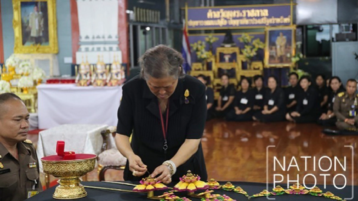 สมเด็จพระเทพฯ ทรงแทงหยวกฝีพระหัตถ์ประดับพระจิตกาธาน สมเด็จพระเทพฯ ทรงแทงหยวกฝีพระหัตถ์ประดับพระจิตกาธาน