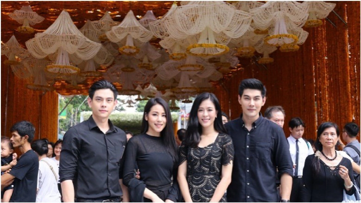 สุดอลังการซุ้ม 'ดอกไม้เพื่อพ่อ' ไว้อาลัยในหลวงรัชกาลที่ 9