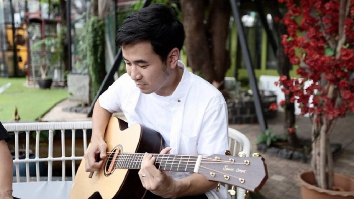 น้อมรำลึกถึงคำสอนของพ่อร้อยเรียงเป็นเพลง'สองมือประนม'(คลิป)