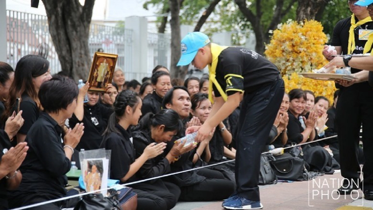 พระองค์เจ้าทีปังกรรัศมีโชติ ประทานอาหารแก่พสกนิกร พระองค์เจ้าทีปังกรรัศมีโชติ ประทานอาหารแก่พสกนิกร