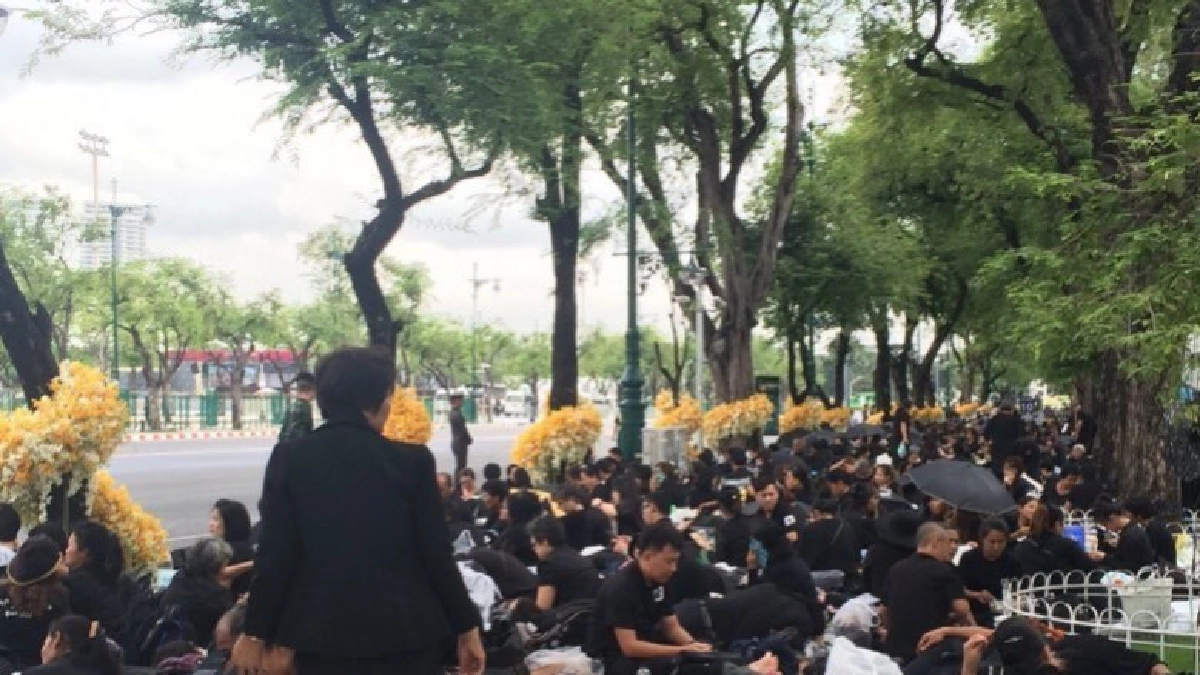 นอนบนพื้นข้ามวันข้ามคืน ฝนตกแดดออก ต้องร่วมพระราชพิธีฯให้ได้ นอนบนพื้นข้ามวันข้ามคืน ฝนตกแดดออก ต้องร่วมพระราชพิธีฯให้ได้