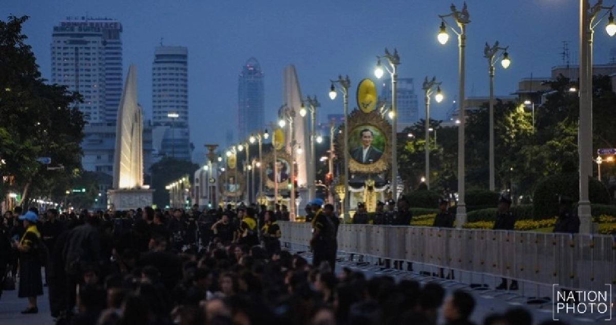 พสกนิกรเนืองแน่นร่วมพระราชพิธีถวายพระเพลิงพระบรมศพ พสกนิกรเนืองแน่นร่วมพระราชพิธีถวายพระเพลิงพระบรมศพ
