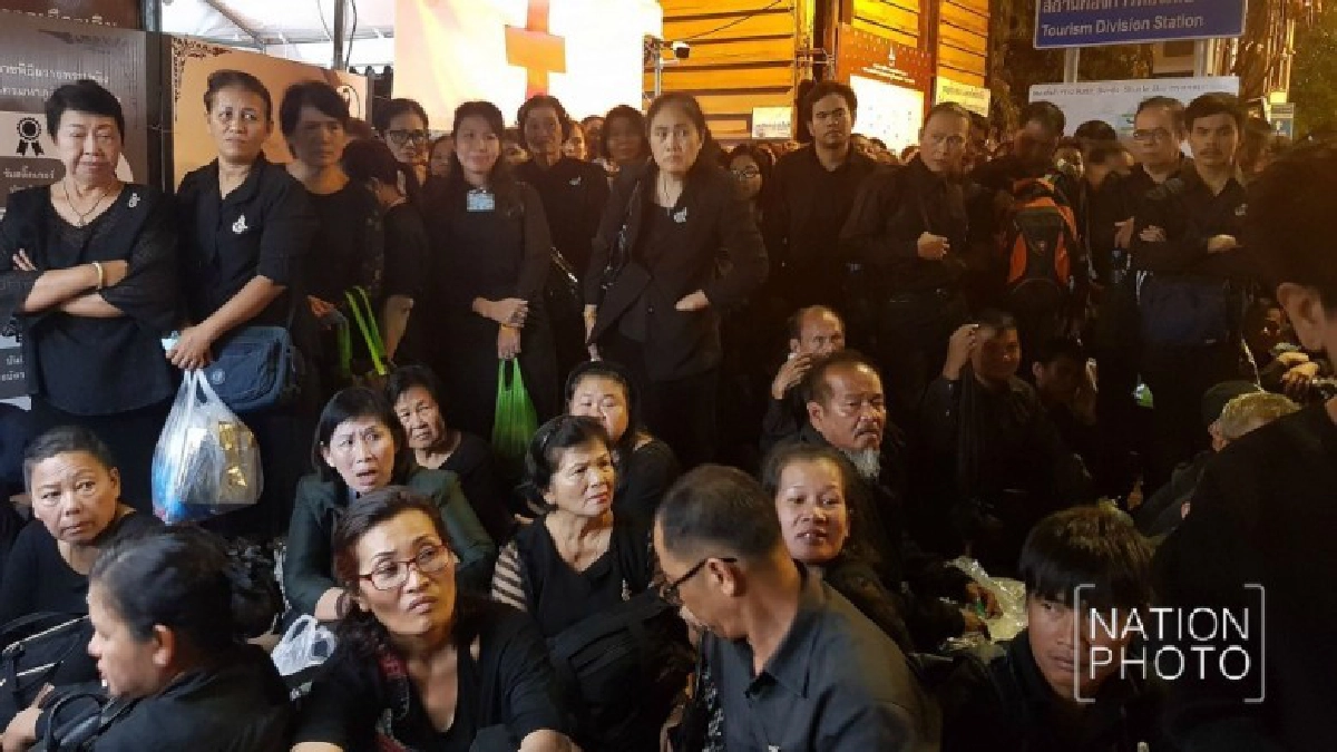 พสกนิกรทยอยเดินผ่านเข้าสู่มณฑลพิธีท้องสนามหลวง พสกนิกรทยอยเดินผ่านเข้าสู่มณฑลพิธีท้องสนามหลวง