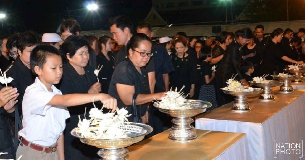 พสกนิกรกาฬสินธุ์ส่งเสร็จ ‘ในหลวง ร.9’ ไม่ขาดสาย