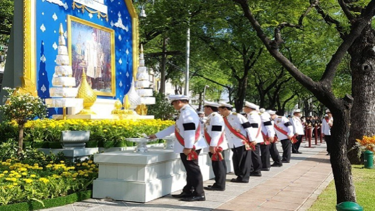 วางดอกไม้จันทน์หน้ากระทรวงเกษตรฯเนืองแน่น วางดอกไม้จันทน์หน้ากระทรวงเกษตรฯเนืองแน่น
