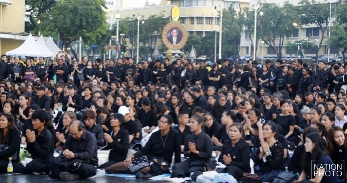 ประชาชนปักหลักส่งเสด็จในหลวงรัชกาลที่ 9