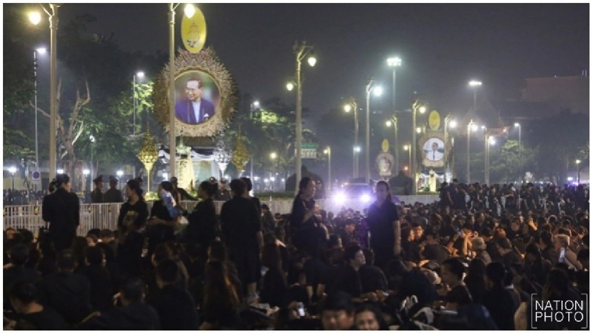 ประชาชนเนืองแน่นถนนราชดำเนิน ประชาชนเนืองแน่นถนนราชดำเนิน