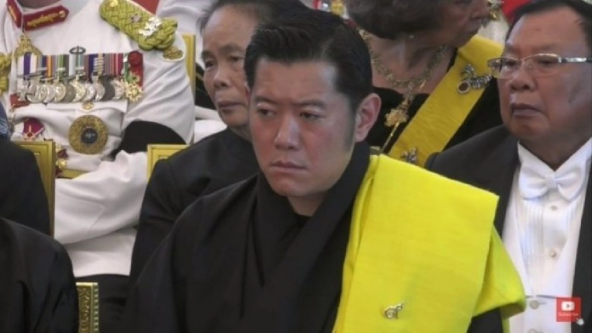 "กษัตริย์จิกมี”ทรงติดเข็มกลัดเลข๙ไทยแนบพระอุระซ้าย "กษัตริย์จิกมี”ทรงติดเข็มกลัดเลข๙ไทยแนบพระอุระซ้าย