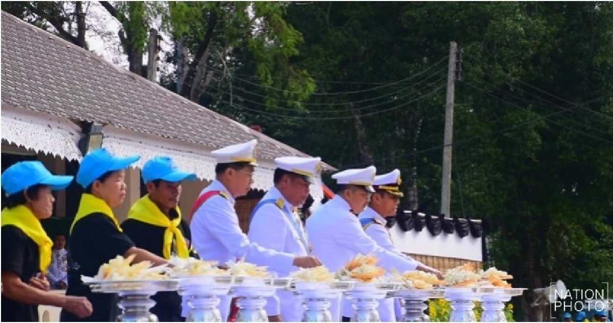 ชาวน่านอาลัยพ่อหลวง ร่วมวางดอกไม้จันทน์เนืองแน่น!