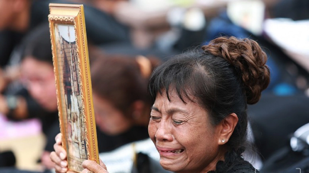 ขบวนผ่านน้ำตาไหลกราบพระโกศทองใหญ่อาลัยพ่อหลวง ขบวนผ่านน้ำตาไหลกราบพระโกศทองใหญ่อาลัยพ่อหลวง