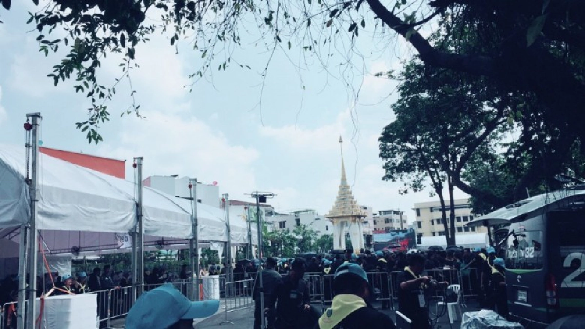 ประชาชนเป็นลมเหตุอากาศร้อน แต่ไม่ย่อท้อต่อแถววางดอกไม้จันทน์ ประชาชนเป็นลมเหตุอากาศร้อน แต่ไม่ย่อท้อต่อแถววางดอกไม้จันทน์