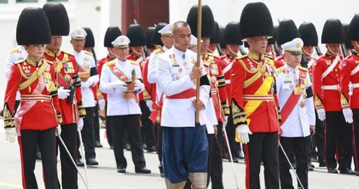 สมเด็จพระเจ้าอยู่หัว-พระเทพฯเสด็จในริ้วขบวนพระบรมราชอิสริยยศ สมเด็จพระเจ้าอยู่หัว-พระเทพฯเสด็จในริ้วขบวนพระบรมราชอิสริยยศ