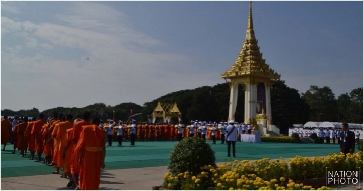 ชาวพิษณุโลกหลายหมื่นคนร่วมวางดอกไม้จันทน์ตั้งแต่ตี 4 ชาวพิษณุโลกหลายหมื่นคนร่วมวางดอกไม้จันทน์ตั้งแต่ตี 4