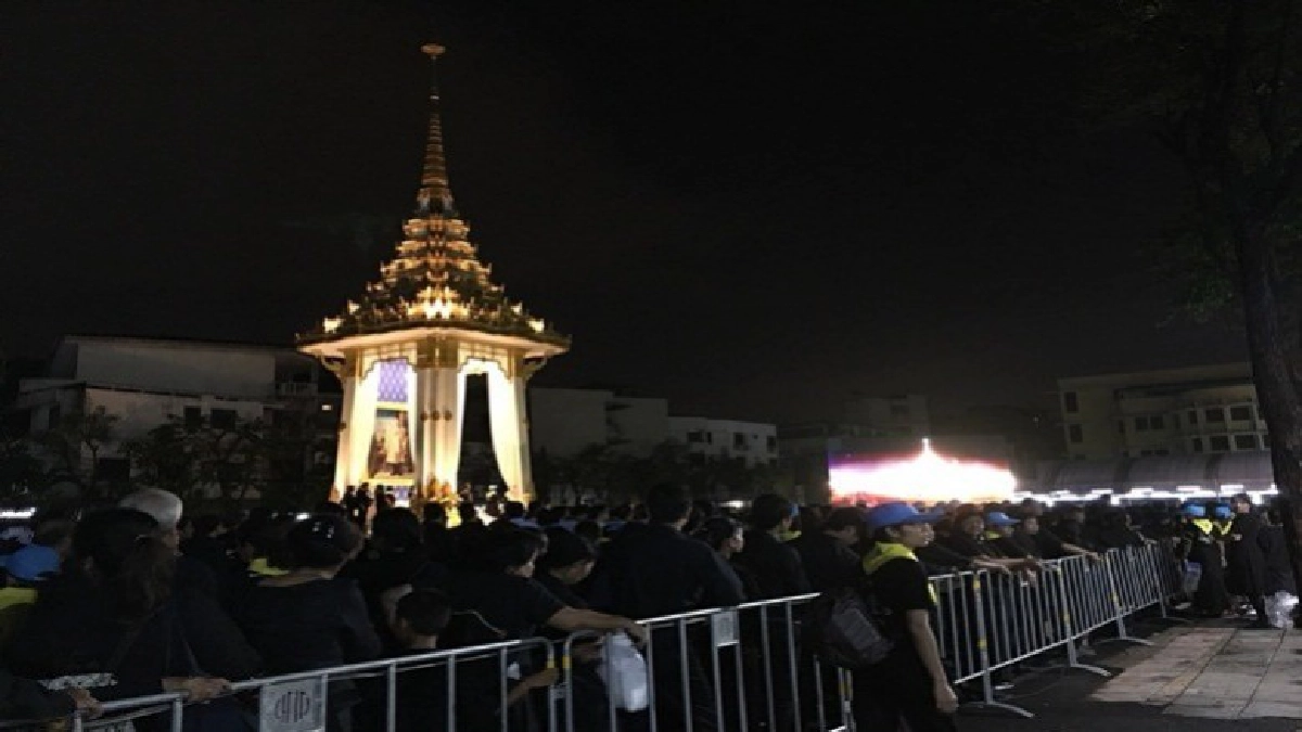 หลั่งไหลมุ่งหน้าพระเมรุมาศกองสลาก หลั่งไหลมุ่งหน้าพระเมรุมาศกองสลาก