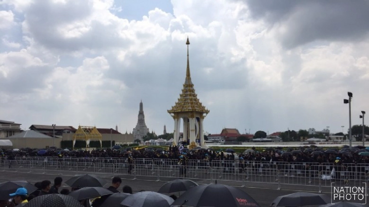 สวนนาคราภิรมย์ "ปชช." หลั่งไหล "ถวายดอกไม้จันทน์"
