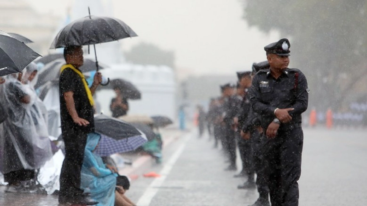 ฝนตกแค่นี้ เพื่อพ่อแล้ว เราไม่ถอย (ภาพชุด) ฝนตกแค่นี้ เพื่อพ่อแล้ว เราไม่ถอย (ภาพชุด)