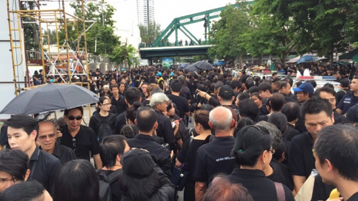 "ปชช."พร้อมใจ "วางดอกไม้จันทน์"ณ ลานพระบรมราชานุสาวรีย์ ร.1 "ปชช."พร้อมใจ "วางดอกไม้จันทน์"ณ ลานพระบรมราชานุสาวรีย์ ร.1
