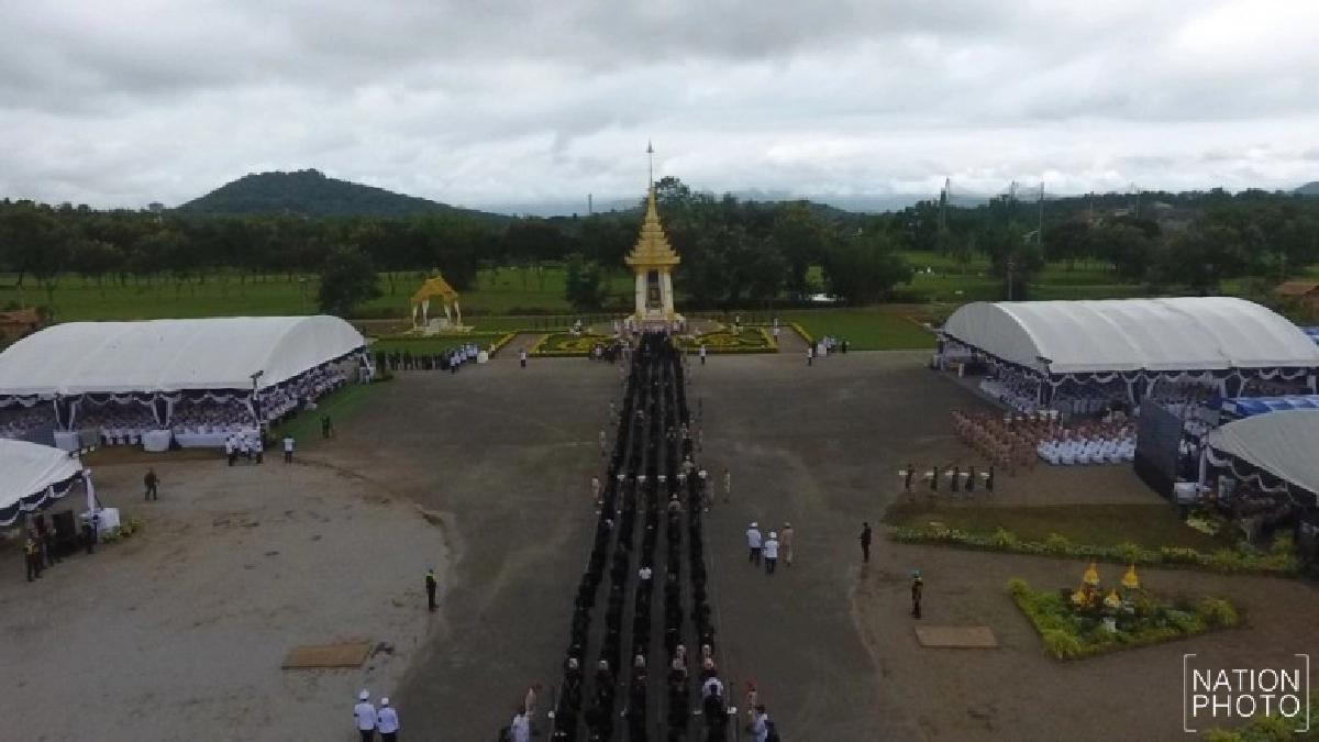 ชาวเชียงราย ร่วมพิธีวางดอกไม้จันทน์ตั้งแต่เช้ามืด