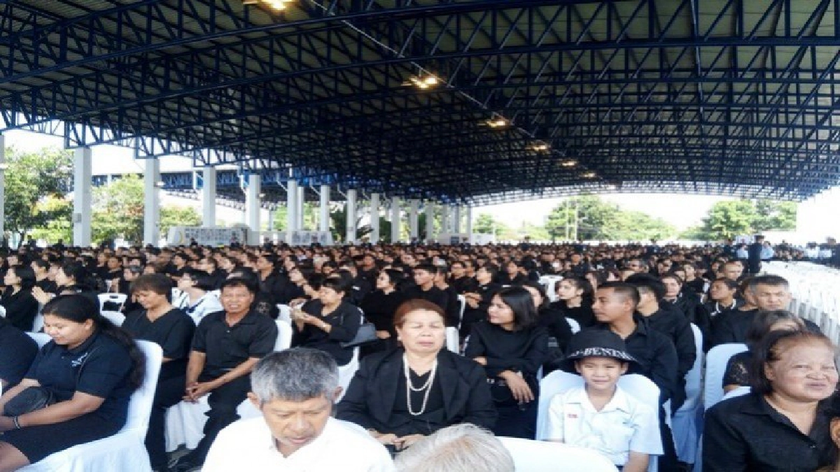หลั่งไหลวางดอกไม้จันทน์พระเมรุมาศจำลองธูปะเตมีย์ หลั่งไหลวางดอกไม้จันทน์พระเมรุมาศจำลองธูปะเตมีย์