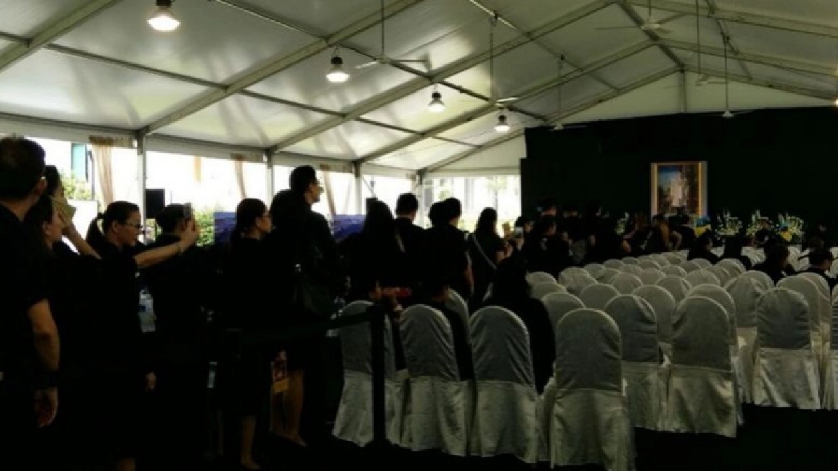 คนไทยในสิงคโปร์ร่วมถวายดอกไม้จันทน์ คนไทยในสิงคโปร์ร่วมถวายดอกไม้จันทน์