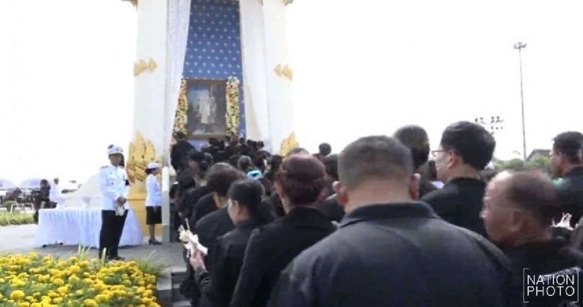 อุดรธานีร้อนทะลุ 33 องศาฯ นับหมื่นต่อแถวถวายดอกไม้จันทน์ อุดรธานีร้อนทะลุ 33 องศาฯ นับหมื่นต่อแถวถวายดอกไม้จันทน์