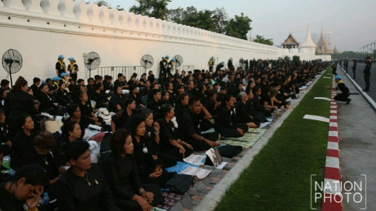 สวมใส่ชุดสุภาพถวายพระเกียรติสูงสุดแด่ในหลวง ร.9