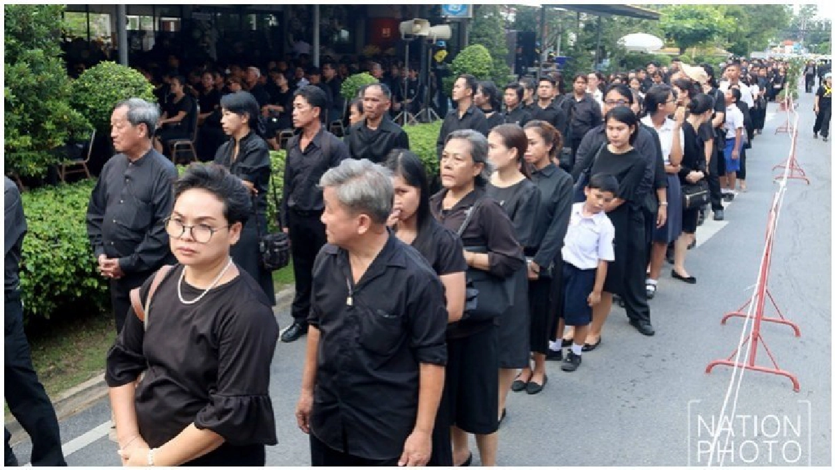 ประชาชนนับหมื่น ร่วมถวายดอกไม้จันทร์ที่วัพระศรีมหาธาตุ ประชาชนนับหมื่น ร่วมถวายดอกไม้จันทร์ที่วัพระศรีมหาธาตุ
