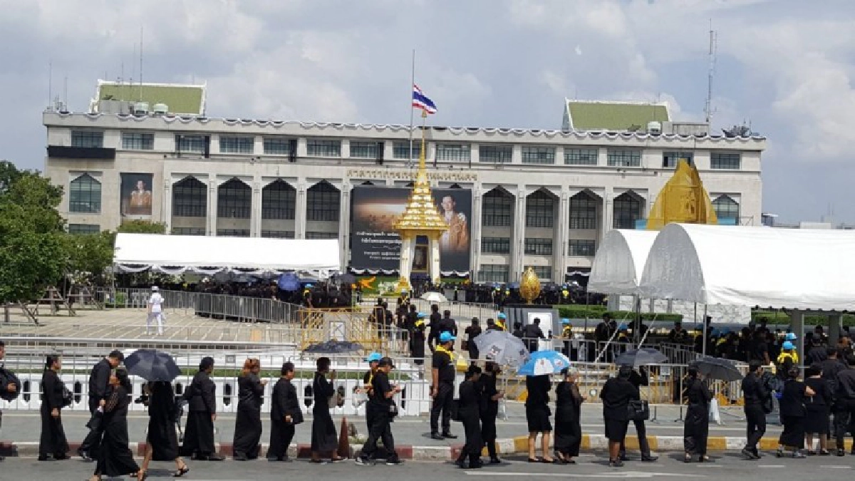 ประชาชนไม่ย่อท้อ เข้าคิวรอวาง "ดอกไม้จันทน์" ประชาชนไม่ย่อท้อ เข้าคิวรอวาง "ดอกไม้จันทน์"